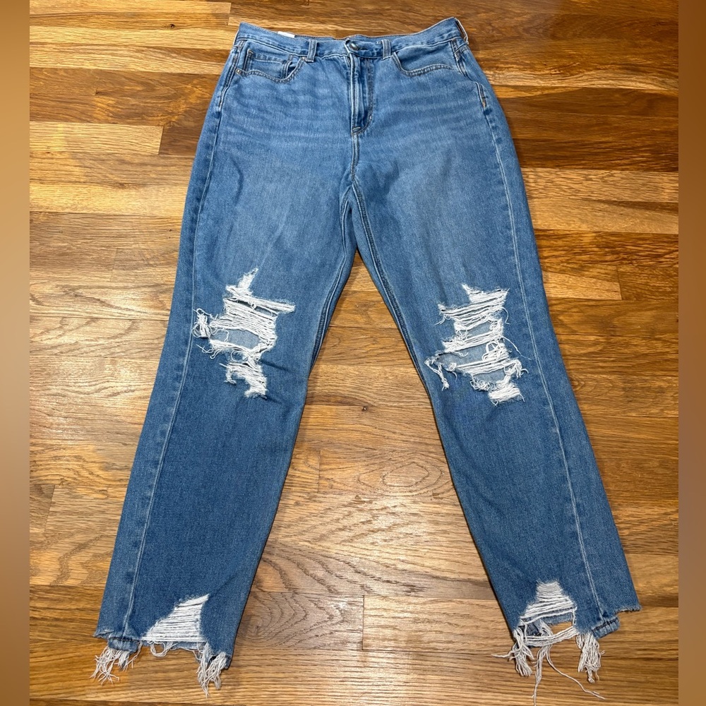 AMERICAN EAGLE distressed mom jeans